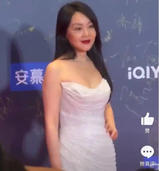 尖叫之夜红毯倪妮文咏珊最养眼,杨幂回春,闫妮换风格显年龄
