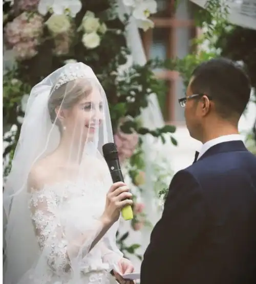 乌克兰双胞胎姐妹一个远嫁中国,一个留在乌,5年后差距一目了然
