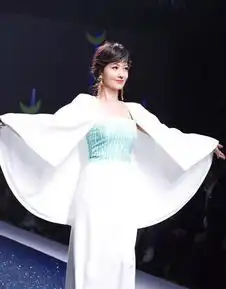 64岁赵雅芝穿白袍t台走秀,美回白娘子,气质与美貌并存
