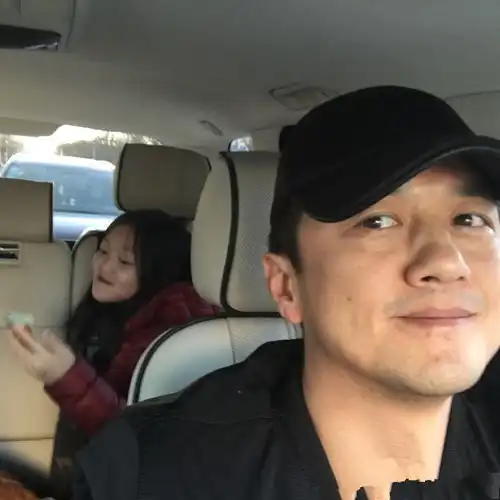 王菲搭上谢霆锋搞复合李亚鹏不甘示弱感情开花泡上年轻美女
