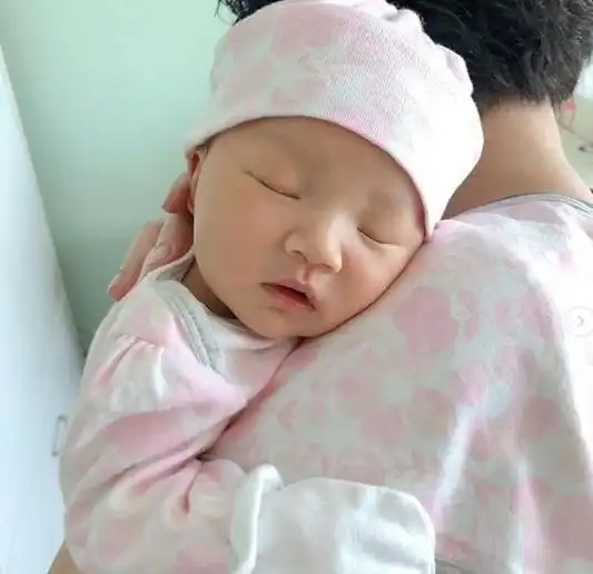 李亚男再晒女儿萌照,王祖蓝持开放态度,孩子和王妈妈撞脸
