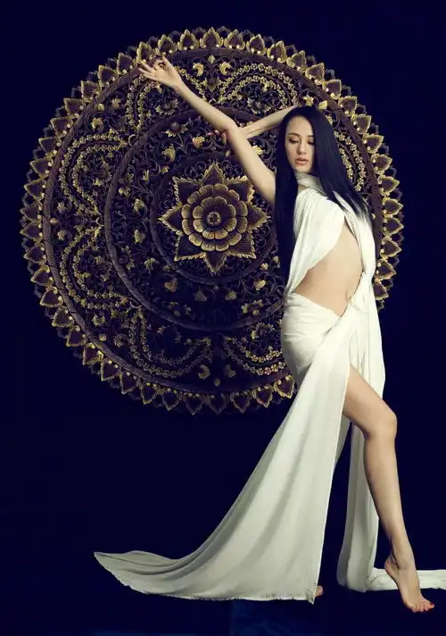 最美瑜伽教练母其弥雅,典雅的东方气质
