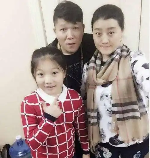 赵本山力捧的弟子,娶小6岁美女生下一女,如今43岁很帅很幸福
