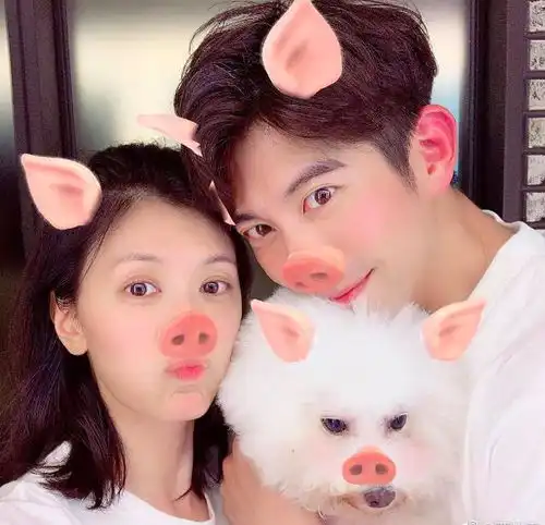 贾静雯微博晒新生宝宝,孩子小巧可爱,旁边准妈妈一脸幸福
