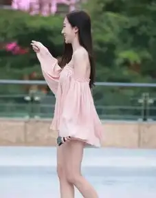 街拍芳菲妩媚的小姐姐,一条黑色的连衣裙,时尚完美好身材
