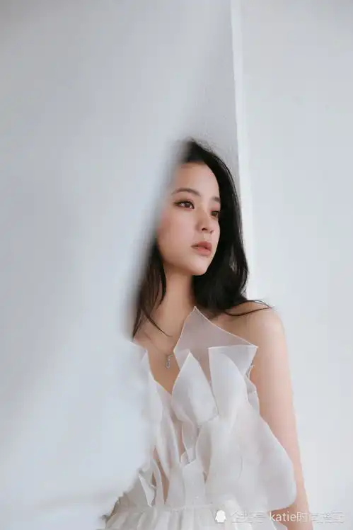 欧阳娜娜花瓣仙女裙绝了,给造型师加鸡腿
