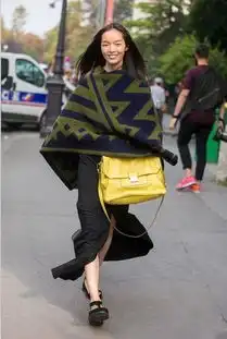 同穿披肩,杨幂风情万种,赵丽颖却成了小矮人
