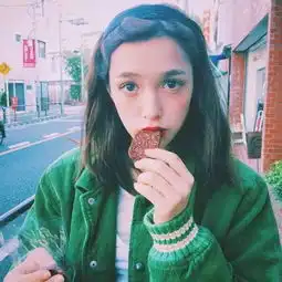 身处人海里也觉得孤独,看喜剧都会哭
