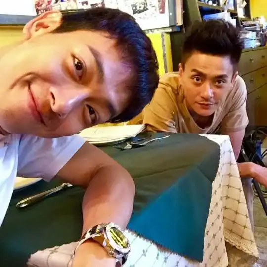 梁烈唯被称为正能量男明,对其貌不扬的妻子不离不弃,两人婚礼有半个娱乐圈的明星参加
