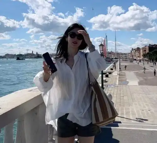 宋慧乔又带火了法式穿搭,半透衫短裤慵懒又时髦,嫩似大学生
