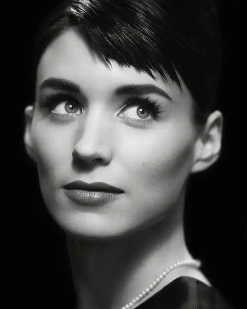 多国混血名门拽姐翻拍奥黛丽赫本这颜总感觉差点啥
