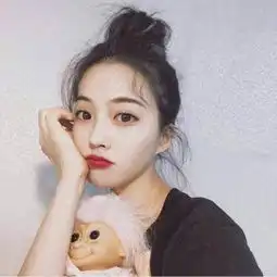 抱着宠物猫或狗狗的女生头像可爱气质女生带萌宠图片

