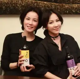 完全不像50岁现在的王菲.....
