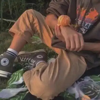 男生真人微信头像,不怕这世间的孤独的男生
