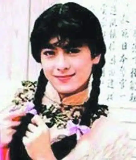 3位男星的古代女装照,何炅变成小燕子,吴京媒婆装风情万种
