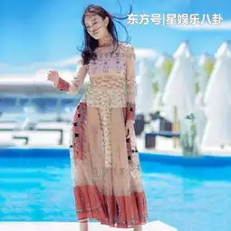 那英出席活动,穿露背装大秀美背,网友吐槽就你这身材还敢露
