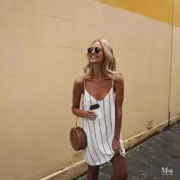 有一件吊带裙不仅可以让你风情万种,还能性感撩人.
