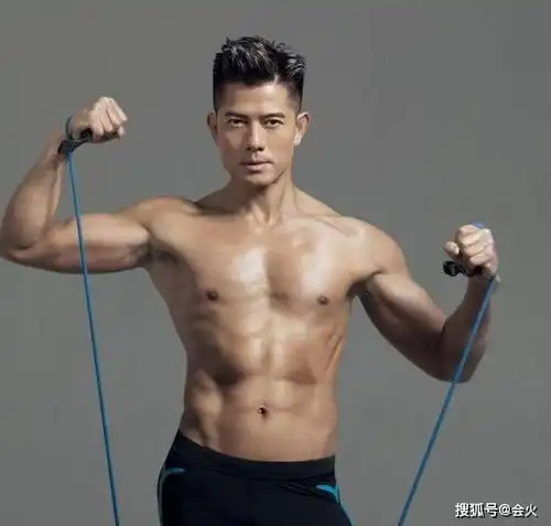 郭富城20尺高空救奶狗,救生索比手指还细,55岁一身腱子肌肉
