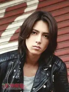 男生中分长发怎么梳2017男士流行长发图片
