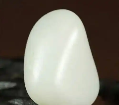 和田玉和白玛瑙的颜别
