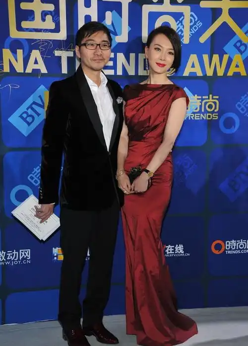 陈数气质真绝了,穿长裙气场太高级,老公看着也很儒雅
