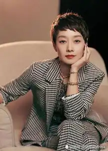 43岁马伊琍格纹西装有内涵,短发造型显气魄,走姿既霸气又洒脱
