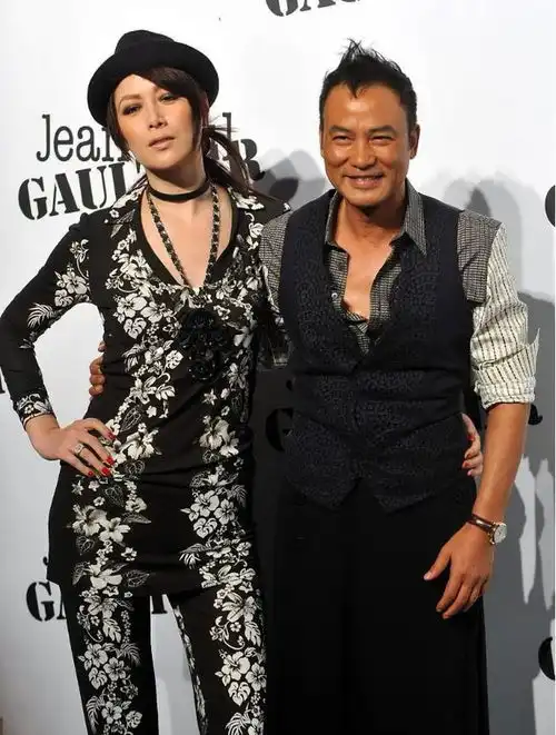 任达华眼光真不错,老婆名模出身曲线好看,气质成熟不像差12岁
