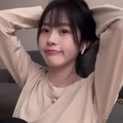 陆子初ins韩系微信女生头像
