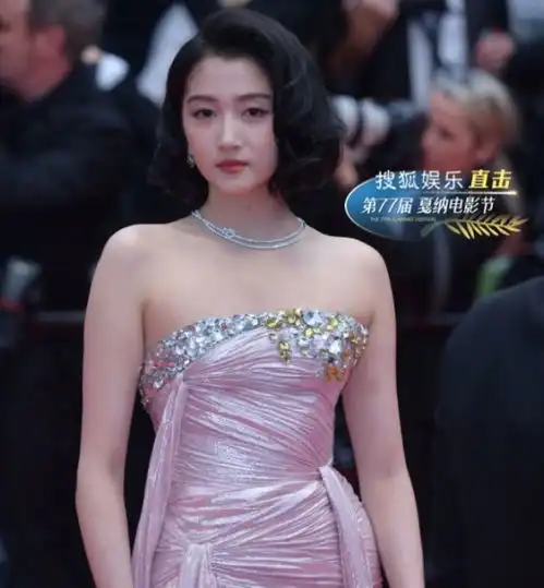 戛纳电影节女星告诉你干干瘪瘪不叫美,珠圆玉润才更有韵味
