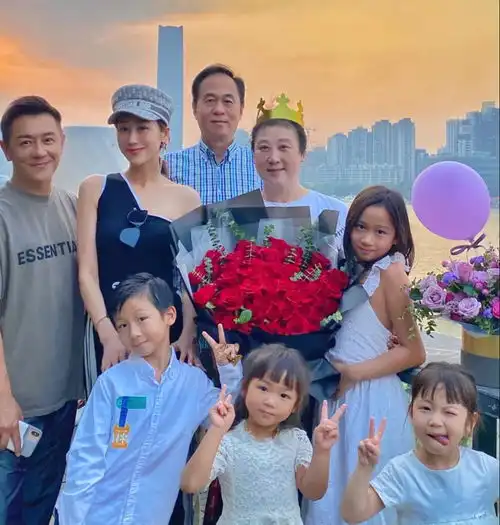 蒋丽莎庆生照曝光,比大12岁蔡少芬显老,在老公怀里一脸娇羞
