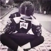 女生盘腿戴帽子头像微信头像图片大全
