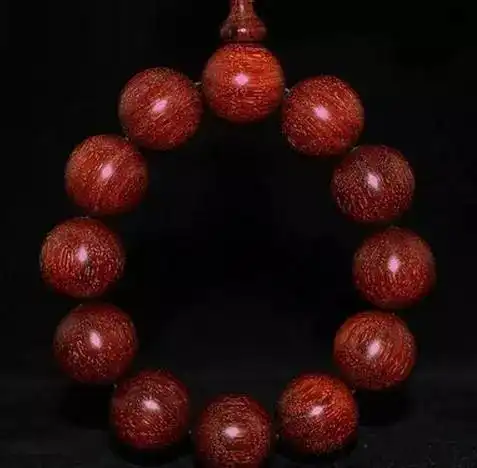 小叶紫檀翡翠珠子手串一种别致而优雅的搭配方式
