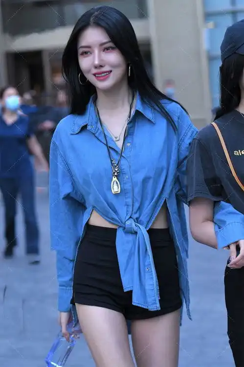 蓝色衬衫,搭配黑色短裤,短裤适合腿细女生穿着
