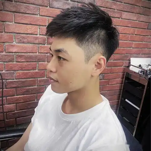 朝气短卷发,男生短发烫起来超级帅
