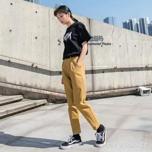 女生工装裤搭配女生这么穿也能酷酷的
