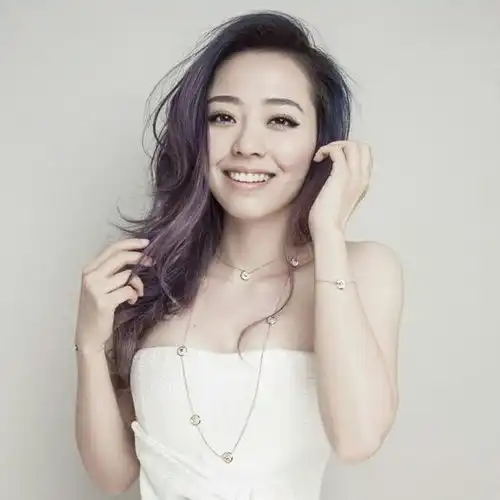 张靓颖撞衫景甜,同穿黑西装亮面,和冯珂分手后满脸疲惫
