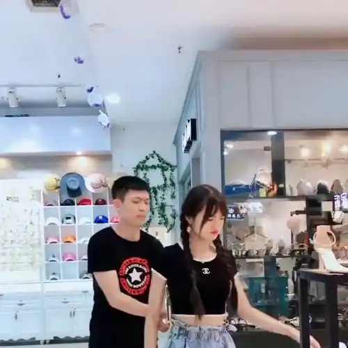 这位小哥哥感觉好暖心啊,而且也有点霸道
