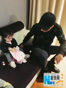 张丹峰爱女上海探班小糖宝大眼扎小辫精灵可爱
