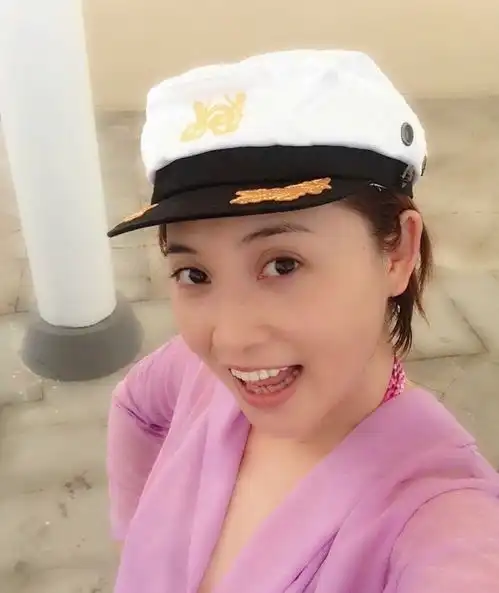 中国足坛浪子谢晖娶名模爱洋妞恋美女主播
