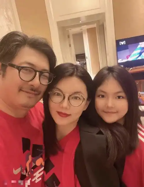 李湘和王岳伦重归于好,王岳伦送999朵玫瑰,老夫老妻依旧浪漫
