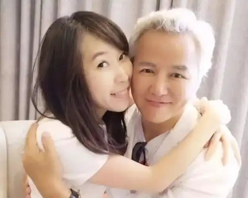 产品烂脸门还没过去,张庭现在连老公都奉献给微商代理了
