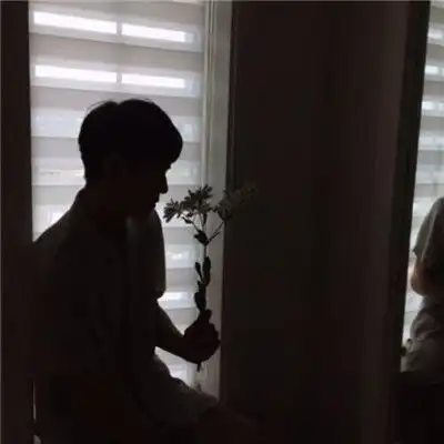 男生伤感侧颜头像喜欢有情调的男生呆呆的
