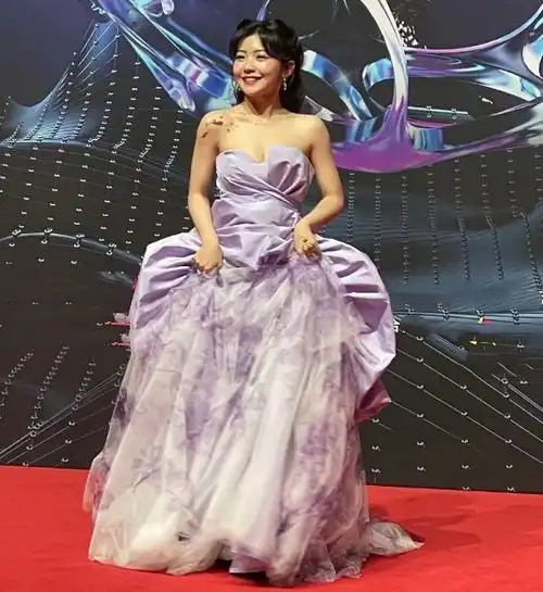 tmea红毯造型,张靓颖像披毛毯,周深黑色西装显矮,薛之谦杨芸晴撞衫了
