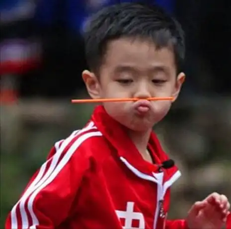 杨威晒儿子打高尔夫,12岁杨阳洋又瘦又高五官优越,手臂线条抢镜
