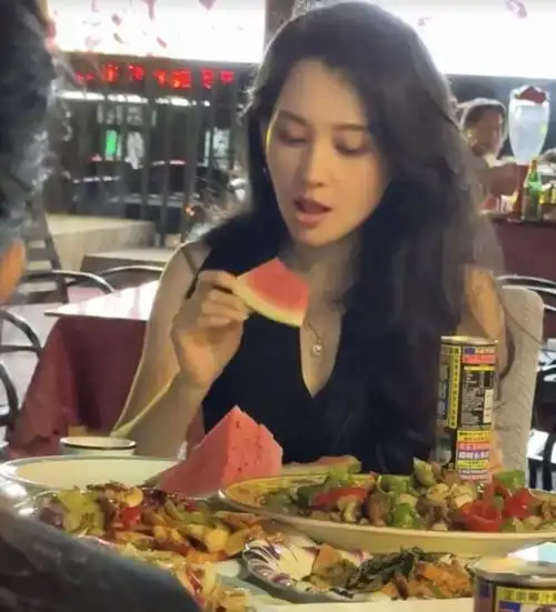 森林北与男友人吃饭,穿黑色深v显白净,微醺后手拿高跟鞋玩得嗨
