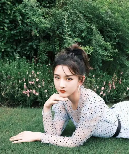 明星国庆也出游,宋祖儿开启度假模式,小黄鸭毛衣配钉耙俏皮可爱
