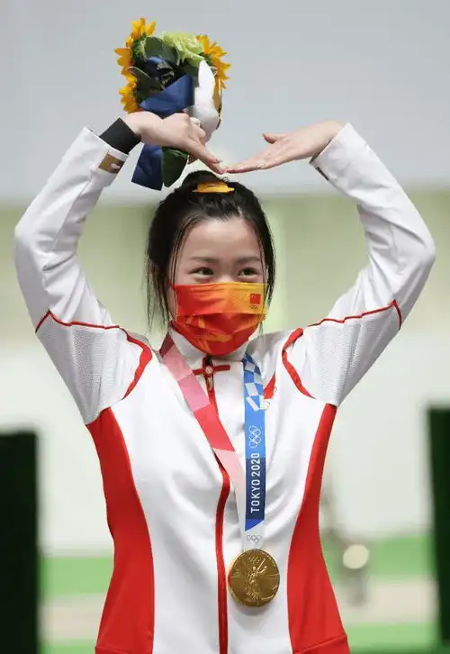 热搜话题排第一,奥运冠军杨倩哭了

