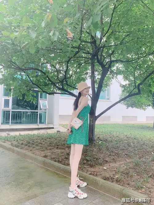 孙怡终于营业啦穿薄荷绿外套清爽可人,笑容甜美根本不像做妈了
