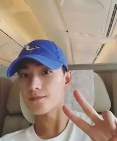 网友失恋博物馆偶遇乔欣真人又高又瘦,当天还是杨洋农历生日
