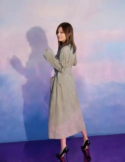 赵薇的衣品越来越好,一件薄荷绿风衣,穿出奔五女人的大气与优雅
